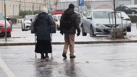 Uwaga piesi i kierowcy, jest bardzo ślisko!