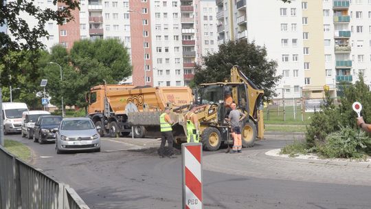 W GŁOGOWIE UTRUDNIENIA W RUCHU NA 12 ULICACH. TRWA ŁATANIE DZIUR