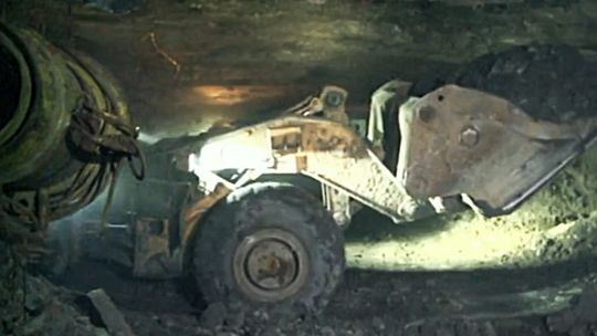 W SIERPOLU SKAŁY PRZYSYPAŁA OPRERATORA ŁADOWARKI