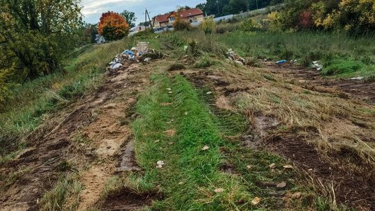 Wał pod ciężkim sprzętem, mieszkańcy zaniepokojeni