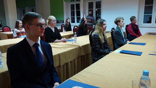WĄTPLIWOŚCI RADNYCH O APOLITYCZNOŚĆ MŁODZIEŻOWEJ RADY