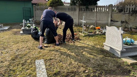 Więźniowie z Głogowa sprzątali teren parafii w Białołęce