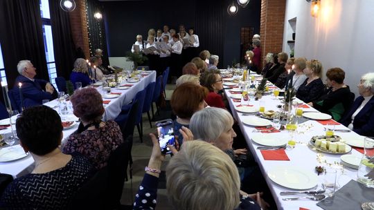 WIGILIJNE SPOTKANIA W POLKOWICACH. W światecznej atmosferze składali zyczenia.