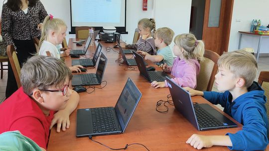 Wirtualny świat i dobra zabawa. Wakacyjne zajęcia w Bądzowie