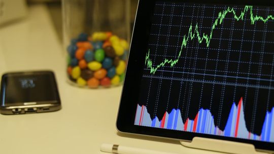 Wpływ wydarzeń światowych na kursy walut – analiza znaczących zmian na Forex