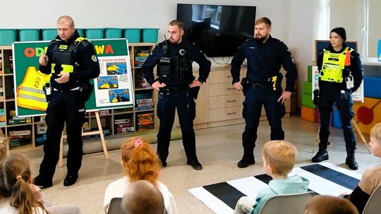 Wschowa: Policja uczy najmłodszych zasad bezpieczeństwa na drodze