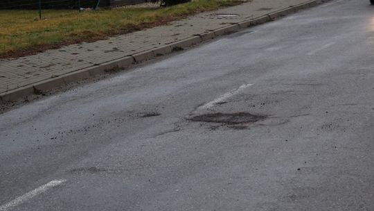 WYBIORĄ NOWĄ FIRMĘ DO CZĄSTKOWYCH REMONTÓW DRÓG POWIATOWYCH