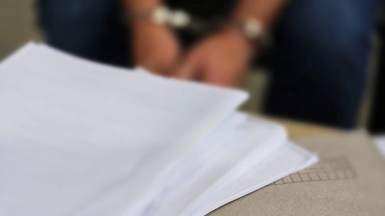 Wyciął pięć katalizatorów i zniknął. Głogowscy policjanci namierzyli podejrzanego