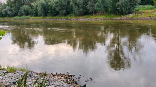 Wyciek nieznanej substancji do Odry w Głogowie. Akcja służb