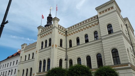 WYKORZYSTUJĄ URLOPY NA BIEŻĄCO? ZAGLĄDAMY DO RATUSZA I STAROSTWA