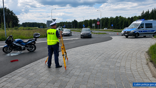Wypadek na rondzie przy S3. Motocyklista trafił do szpitala