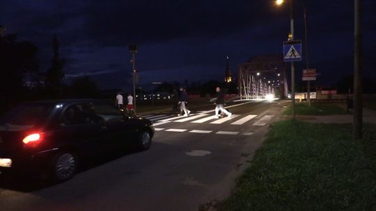 Wypadek przed mostem Tolerancji. Auto wjechało w jadących hulajnogą