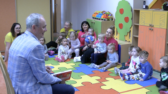 Z KSIĄŻKĄ WŚRÓD MALUCHÓW