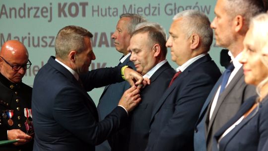 Z MEDALAMI I WYRÓŻNIENIAMI