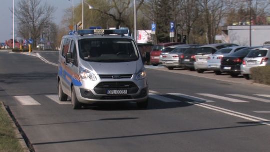 Z MEGAFONEM PO MIEŚCIE – Straż Miejska w Polkowicach prosi o pozostanie w domach. 