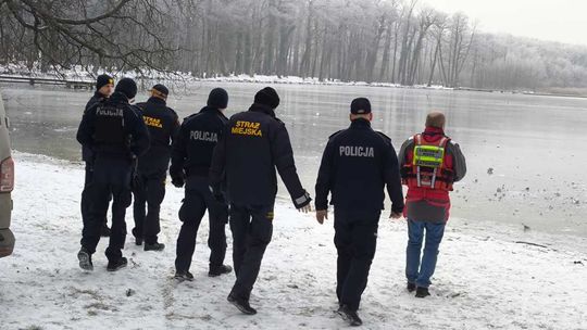 Zamarznięte Jezioro Sławskie. Policja i WOPR ostrzegają przed wchodzeniem na lód