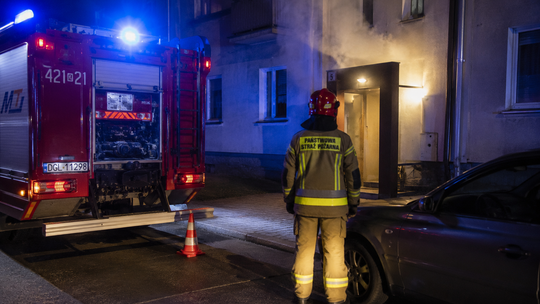 Zapach spalenizny i dym na klatce postawił strażaków na nogi. Powód zaskoczył