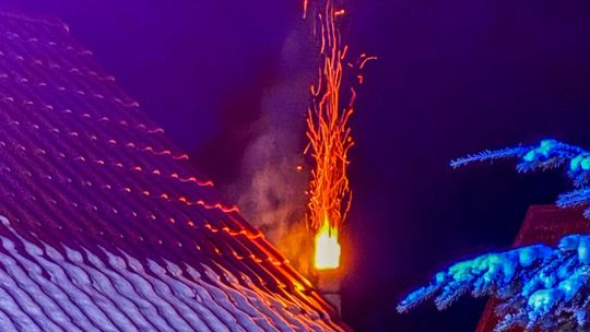 Zapaliła się sadza w kominie budynku mieszkalnego