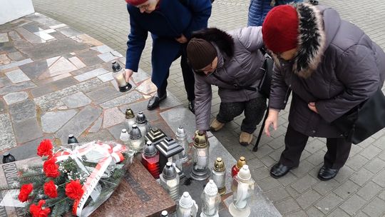 ZAPŁONĘŁY ZNICZE W ROCZNICĘ WYWÓZKI NA SYBERIĘ