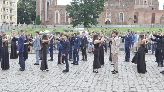 ZATAŃCZYLI MIMO DESZCZU