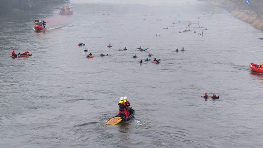 Zimna Odra nie straszna! Mikołajkowy Spływ Płetwonurków w Głogowie