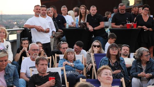 ZNÓW WEJDĄ NA DACH O ZACHODZIE SŁOŃCA