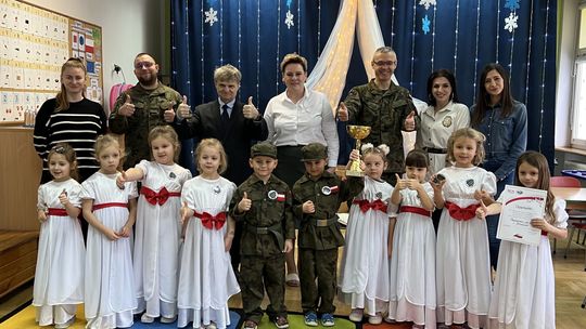Żołnierze nagrodzili przedszkolaków