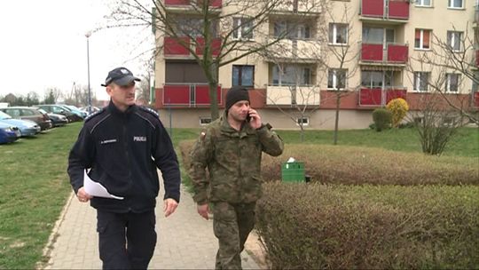 ŻOŁNIERZE POMAGAJĄ POLICJI - Kontrolują ulice Głogowa.