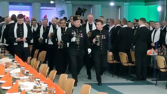 ZWIĄZKOWCY BAWILI SIĘ I ROZMAWIALI O MIJAJĄCYM ROKU ZWIĄZKOWCY BAWILI SIĘ I ROZMAWIALI O MIJAJĄCYM ROKU