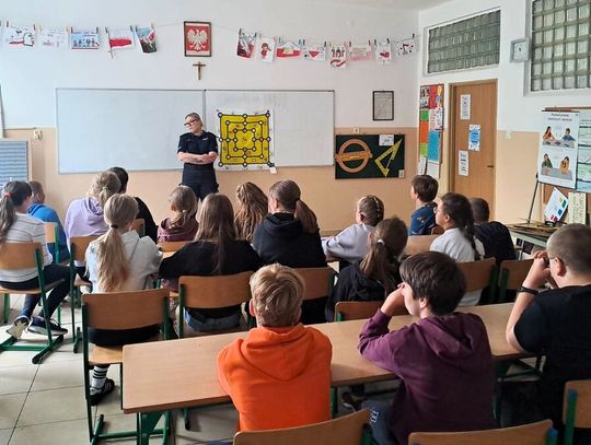 Bezpieczne wakacje 2026. Wschowscy policjanci odwiedzają szkoły