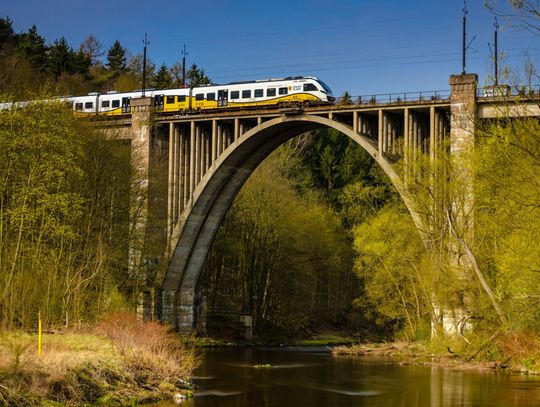 Jedź bez limitu! Koleje Dolnośląskie z promocją na majówkę