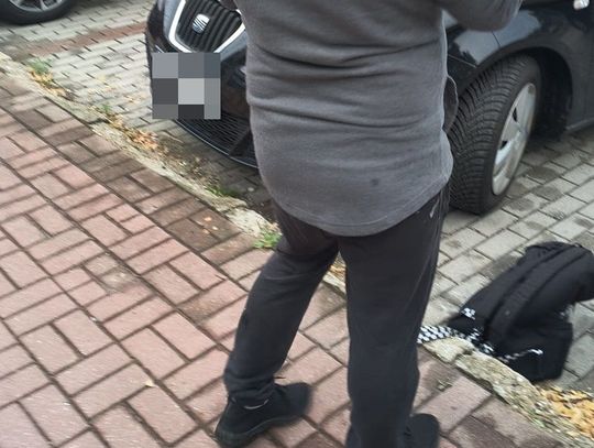 Munduru nie zdejmuje się po służbie. Policjant zatrzymał poszukiwanego