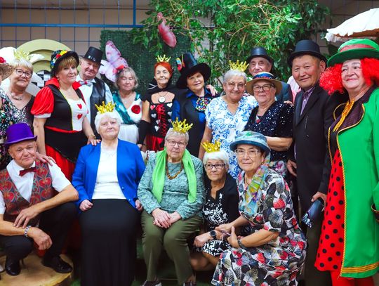 Muzyka, taniec i magia. Tak bawili się seniorzy w Maniowie