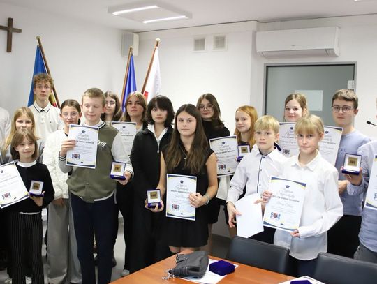 Nauka się opłaca! Uczniowie z Gminy Głogów odebrali stypendia