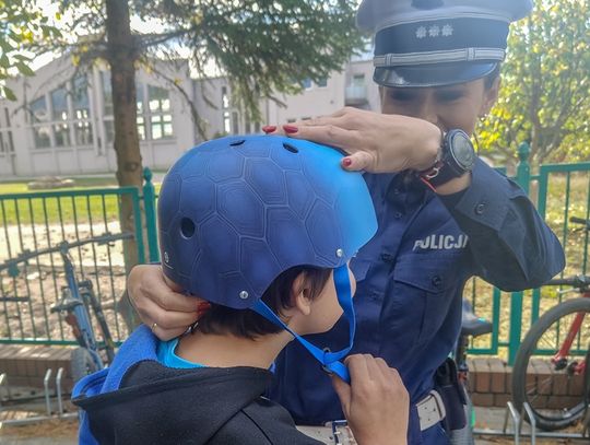 Policjanci rozdali dzieciom kaski. Ważna akcja w powiecie wschowskim