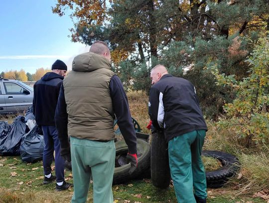 Osadzeni ruszyli do lasu. Zadbali o czystość i środowisko