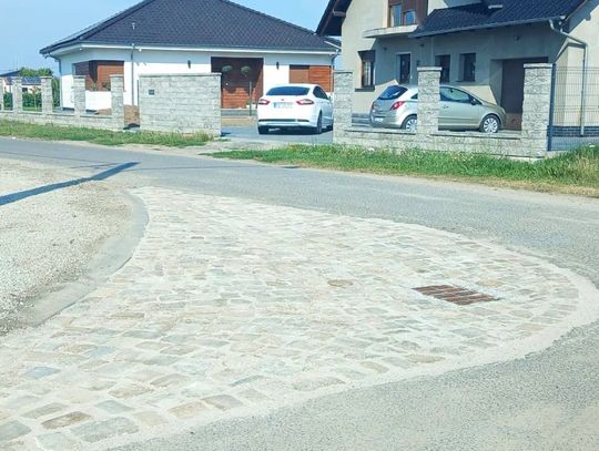 Parking i nowy zjazd przy cmentarzu w Kluczach. Jest wygodniej