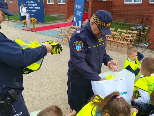 Pierwszoklasiści dostali odblaski. Policja pilnuje dróg przy szkołach