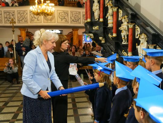 Pierwszoklasiści oficjalnie uczniami. Uroczystość w Katolickiej Szkole