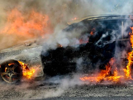 Pożar samochodu w Grodowcu. Mercedes stanął w ogniu
