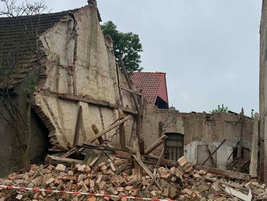 Runął budynek gospodarczy