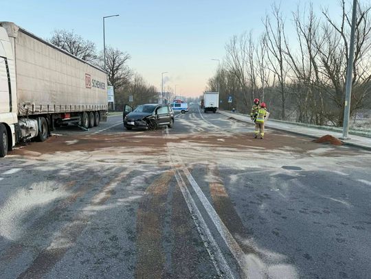 Samochód uderzył w ciężarówkę