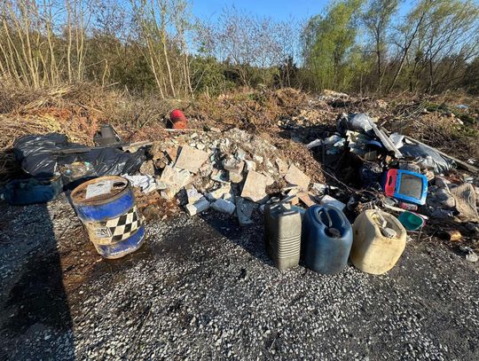 Składowisko odpadów w Przemkowie. W zbiornikach olej