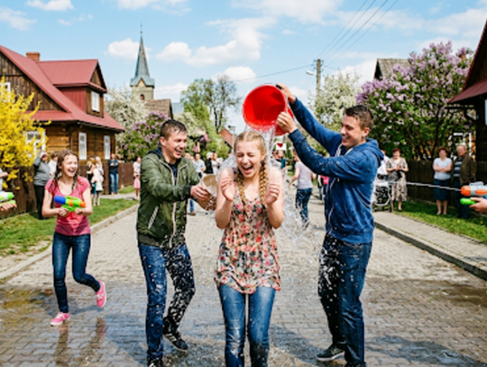 Śmigus-dyngus a prawo. Kiedy zabawa kończy się karą? Śmigus-dyngus a prawo. Kiedy zabawa kończy się karą?