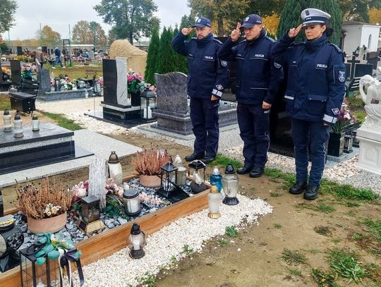 Zapalili znicze na grobach policjantów. Wspomnieli zmarłych kolegów