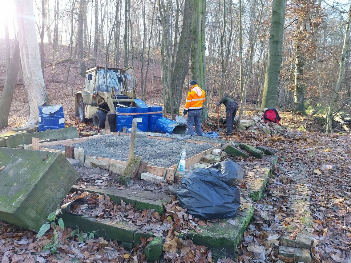 7 ton betonu na szczyt. GROT odbudowuje dawny monument von Liebermann
