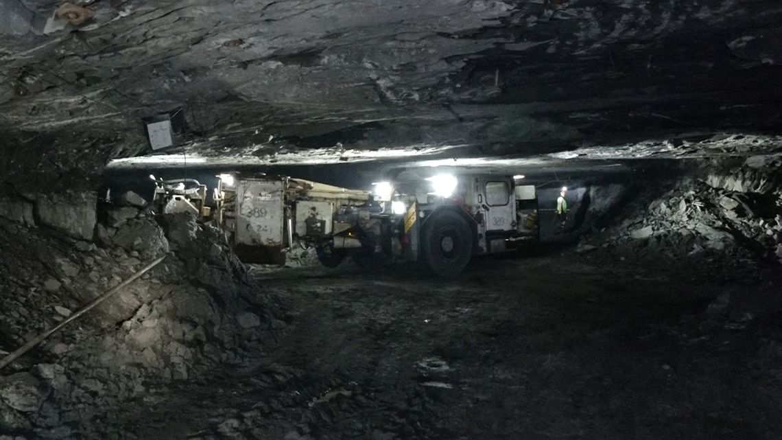 Akcja ratownicza w kopalni KGHM. Górnik uratowany Akcja ratownicza w kopalni KGHM. Górnik uratowany