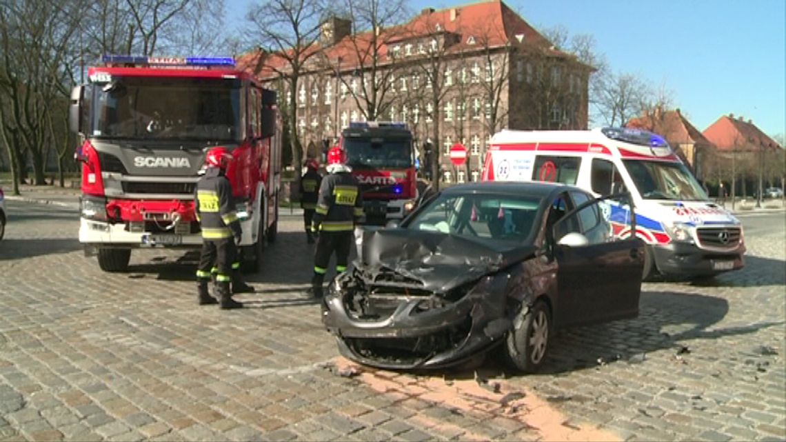 AUTO WYLĄDOWAŁO NA LATARNI. Groźny wypadek w poniedziałkowy ranek na Alei Wolności.