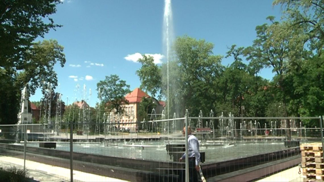 BEZ OFICJALNEGO OTWARCIA. Trwa napełnianie fontanny w Parku Słowiańskim.