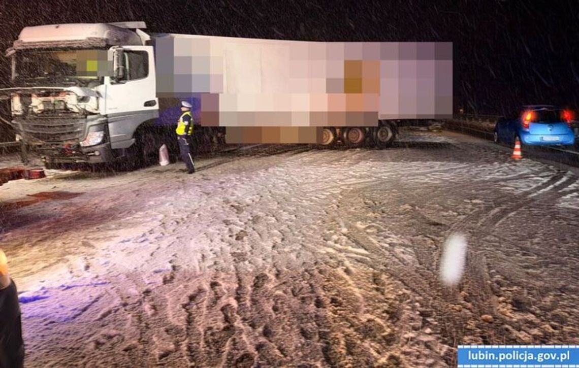 Bez prawa jazdy i z niesprawną naczepą zablokował ruch na S3